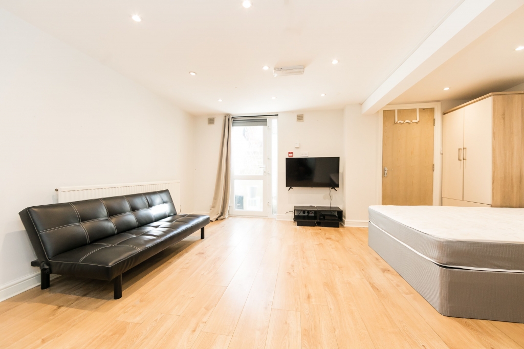 Basement Flat, 44 Headingley Avenue, Headingley, Leeds