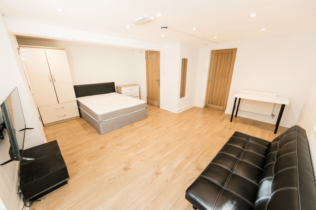 Basement Flat, 44 Headingley Avenue, Headingley, Leeds