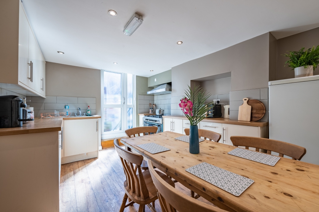 Headingley Avenue, Leeds, West Yorkshire, LS6 3ER, United Kingdom (Headingley)