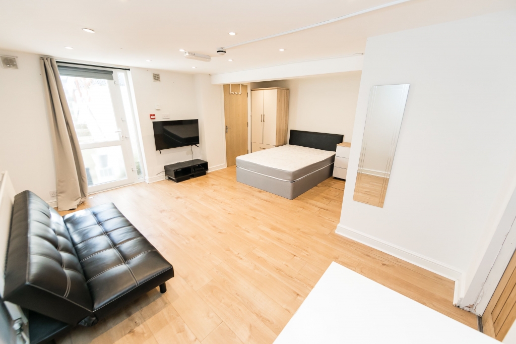 Basement Flat, 44 Headingley Avenue, Headingley, Leeds