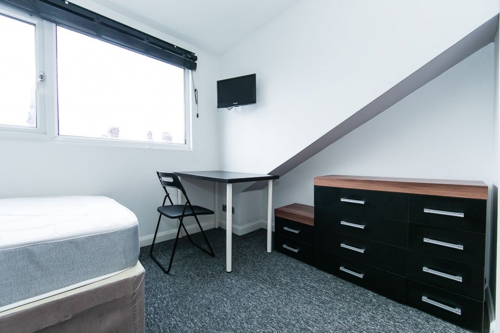  School View, Hyde Park, Leeds