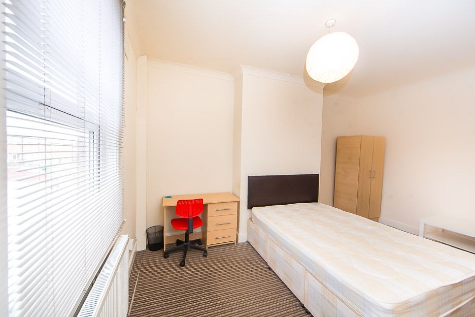  Queens Road, Hyde Park, Leeds