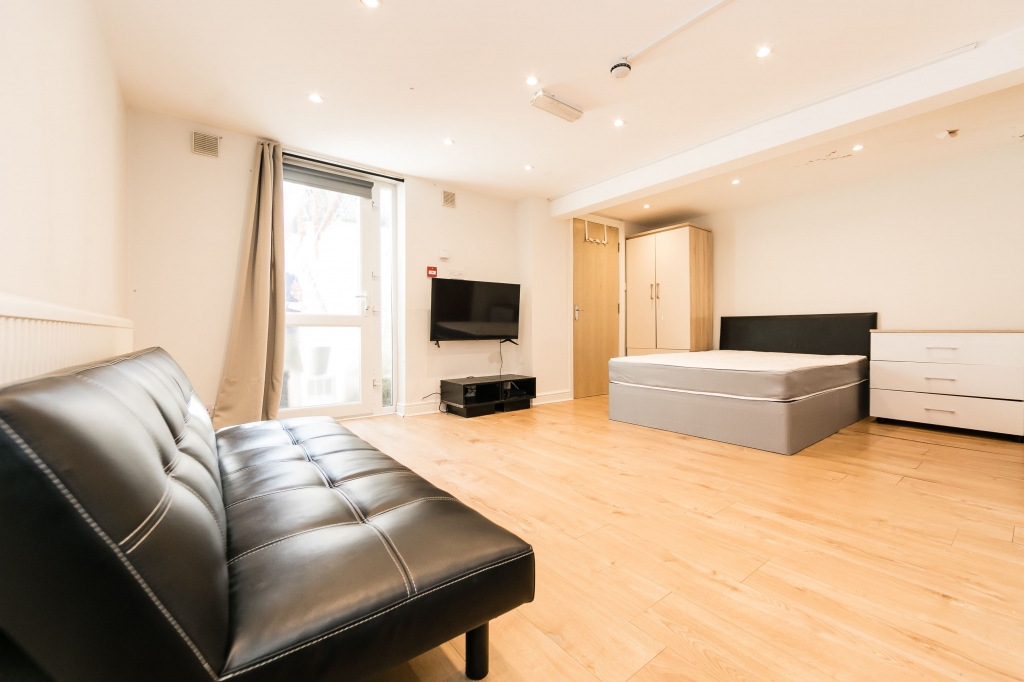 Basement Flat, 44 Headingley Avenue, Headingley, Leeds