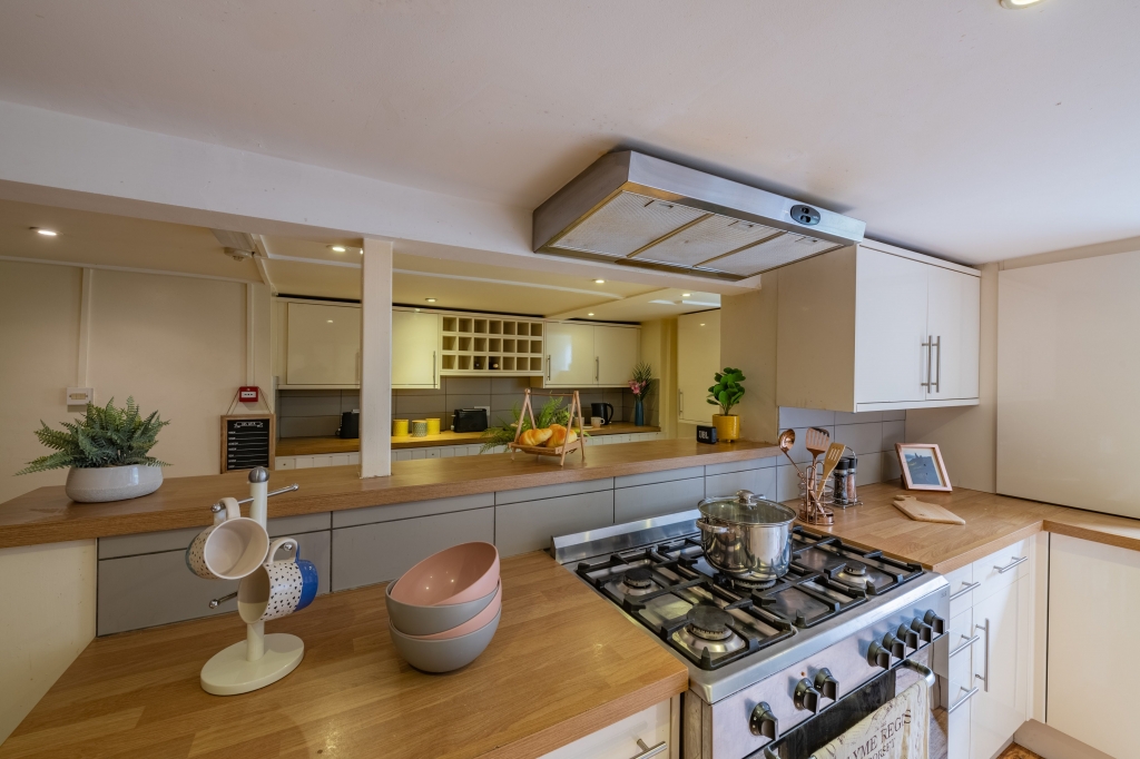 Headingley Avenue, Leeds, West Yorkshire, LS6 3ER, United Kingdom (Headingley)