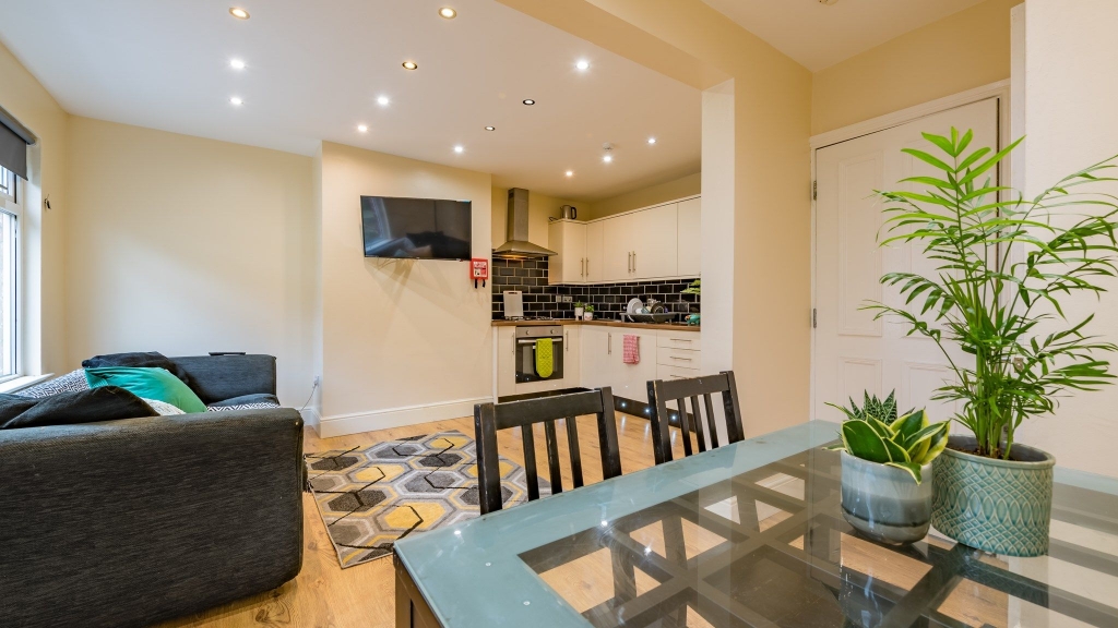  Mayville Avenue, Leeds