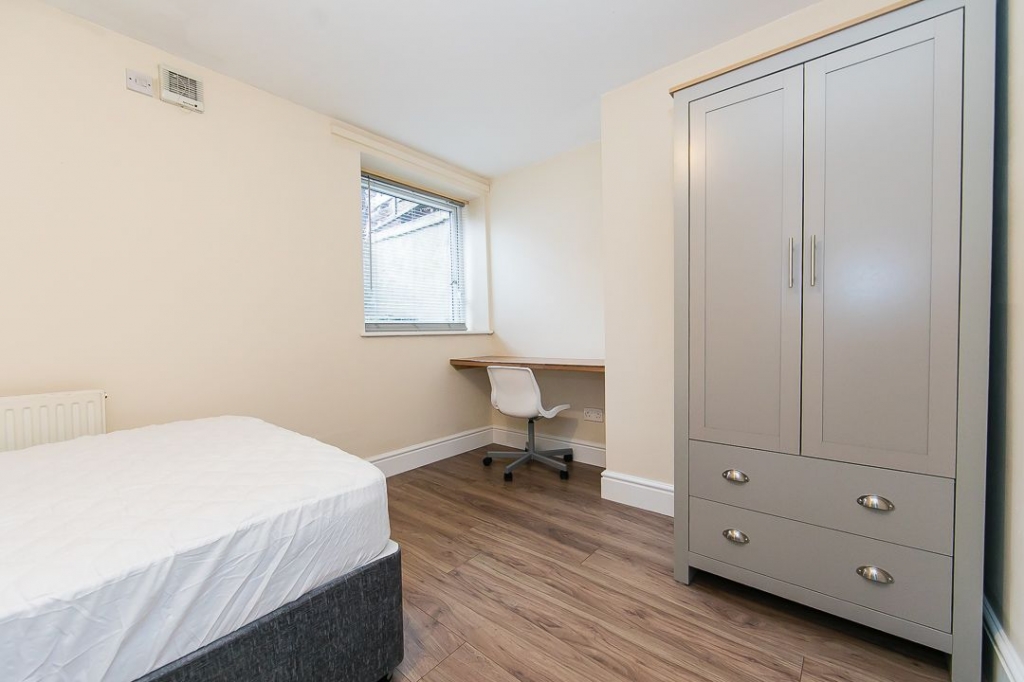  Kirkstall Lane, Headingley, Leeds