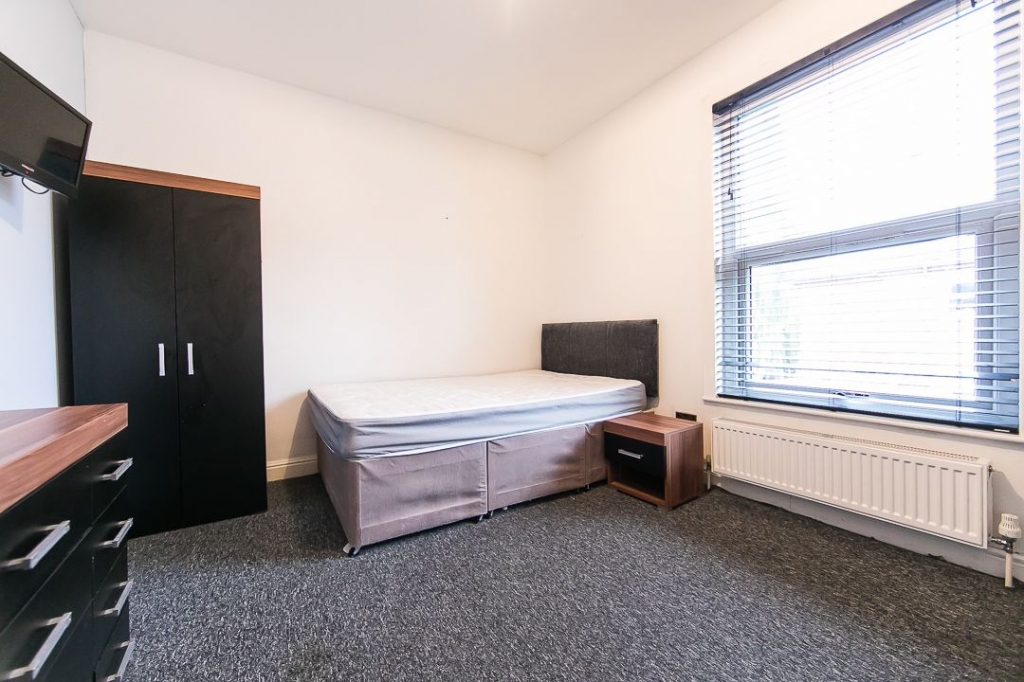  School View, Hyde Park, Leeds