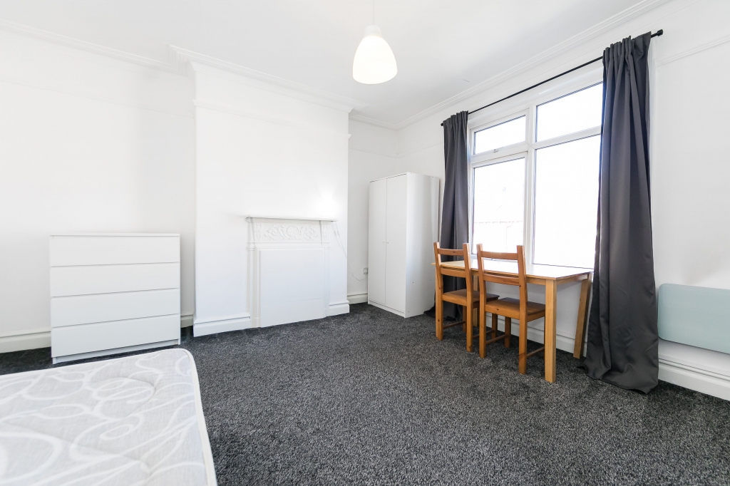 Flat 3, 50 Headingley Avenue, Headingley, Leeds